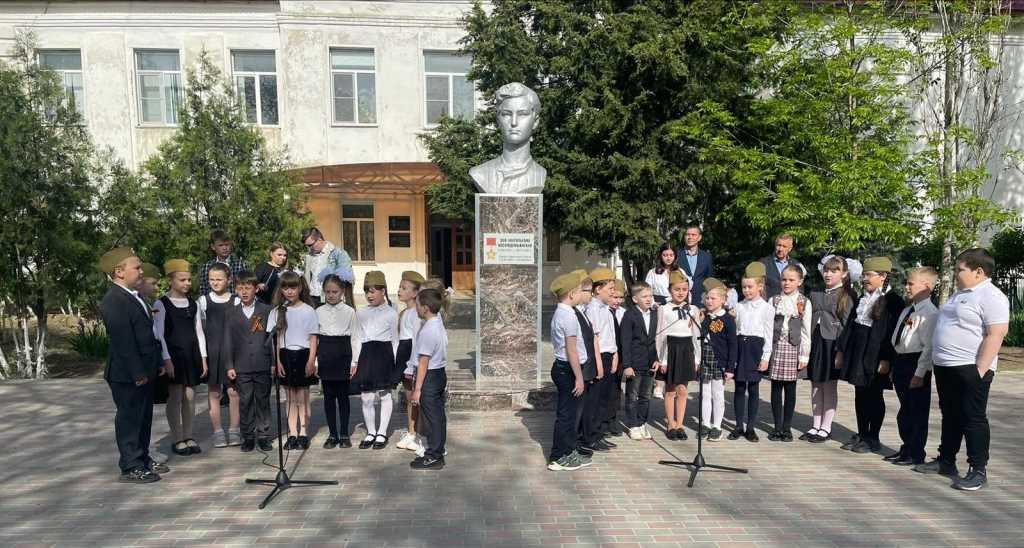 Октябрьская средняя школа 1. Бессмертный полк в школе. Стена памяти в школе оформление. Стена памяти Бессмертный полк. Стена памяти 2023 оформление в школе.