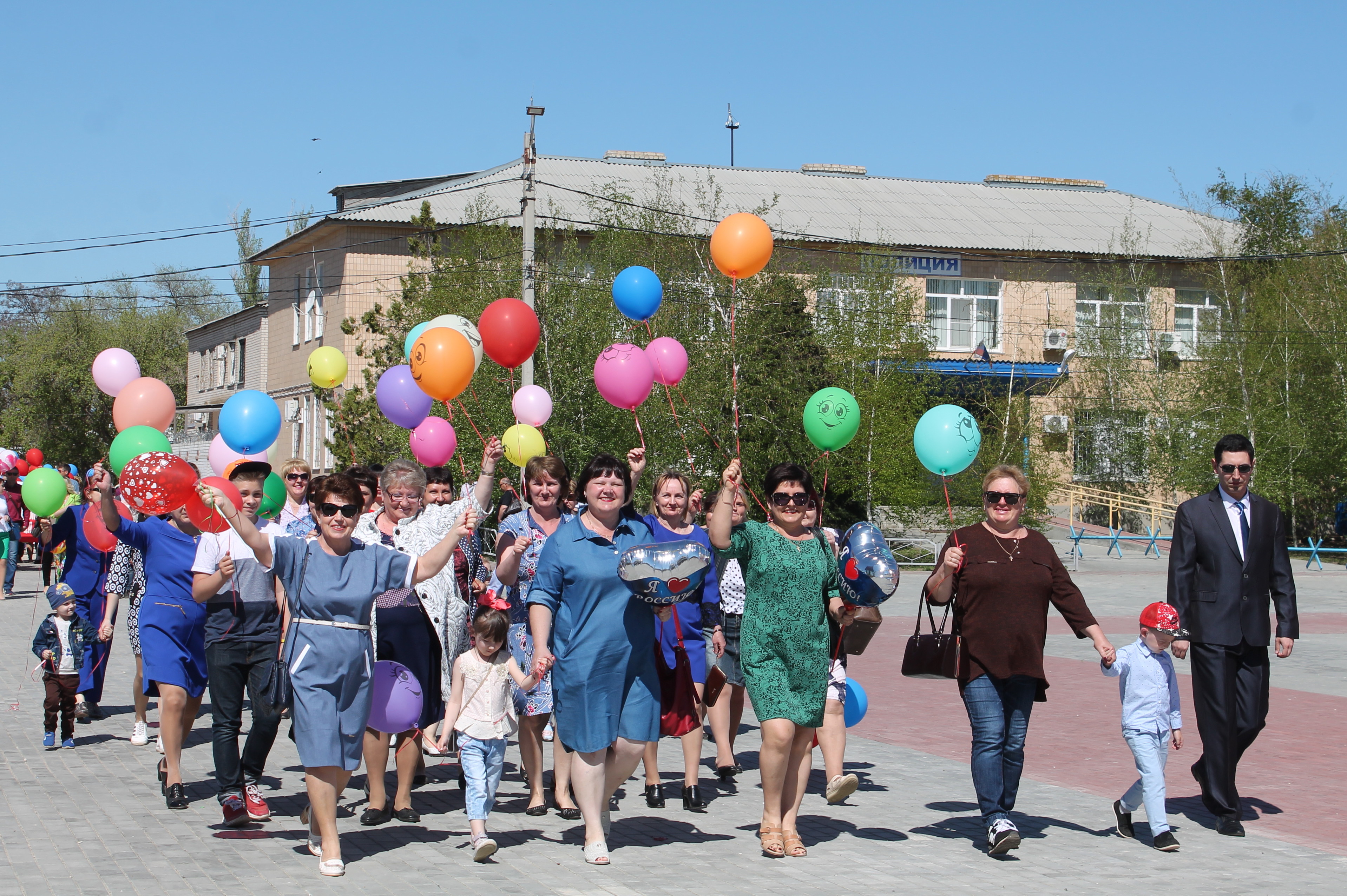 Котельникова погода на 14. Школа искусств Котельниково Волгоградской области. Первомай праздник в Урюпинске. Жители города Котельниково Волгоградской области. Школа 4 Котельниково Волгоградская область сейчас.