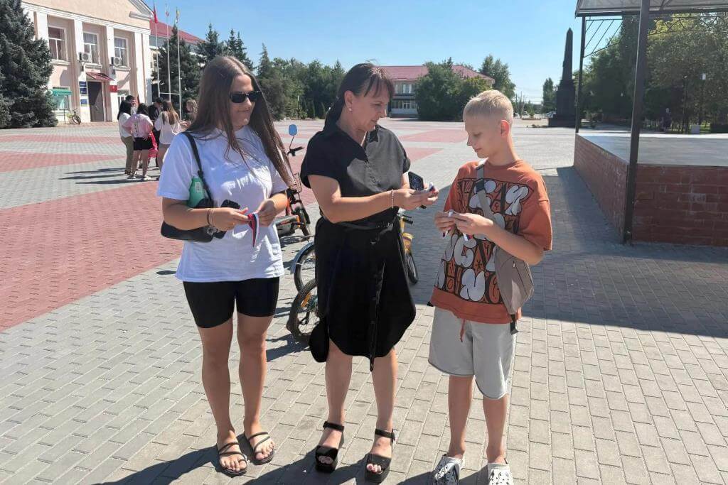 Юные волонтеры поздравили земляков