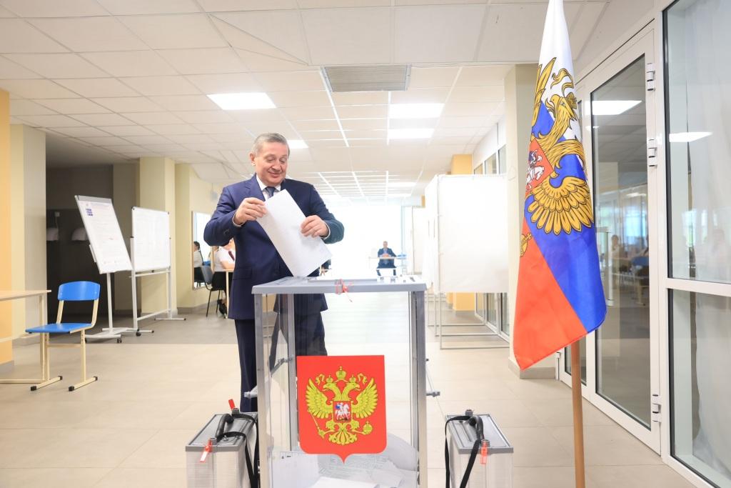 Губернатор Андрей Бочаров принял участие в голосовании на выборах депутатов Государственной Думы РФ