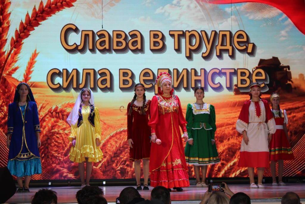 Принимали поздравления