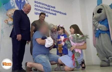 «Жизнь продолжается»: волгоградец, получивший автограф Путина, приехал из зоны СВО на выписку сына из роддома