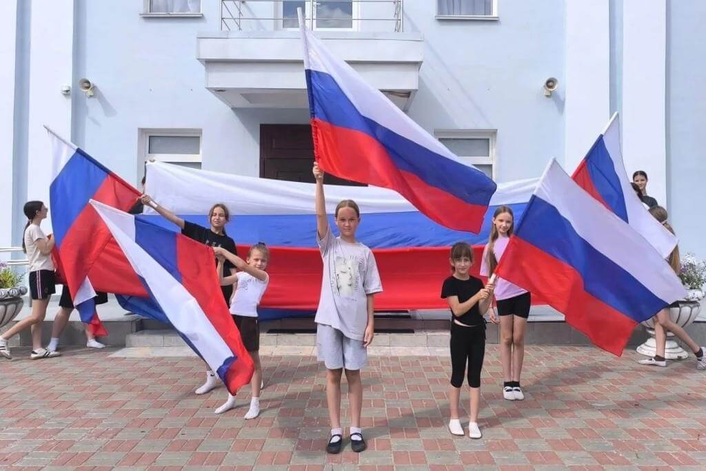 Октябрьский район отметил  День Государственного флага РФ