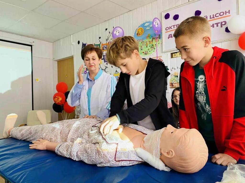 Школьники осваивают навыки первой помощи