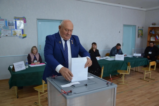 Герой Труда РФ Александр Колесниченко проголосовал в Волгоградской области